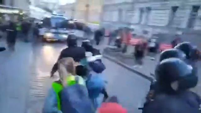 10.08.2019 в Москве, человек в форме сотрудника правопорядка ударил девушку смотреть онлайн