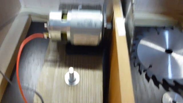 Маленькая настольная мини циркулярка из мотора серии 775 DIY 11.mp4