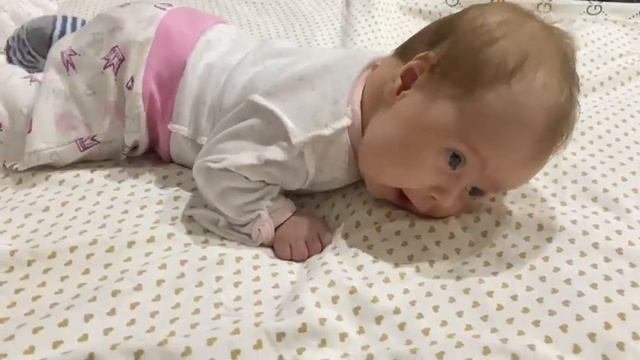 Как сегодня София держит голову . Нам 1 мес и 2 недели . #силовыетренировки