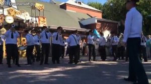 Военный оркестр играет песню Ленинград