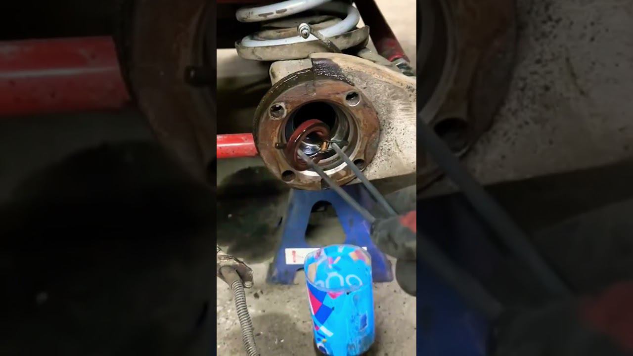 Как снять сальник полуоси? #авто #ремонт #ваз #жигули смотреть онлайн
