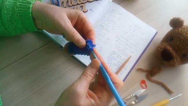 МК по вязанию игрушки Мишка в свитере крючком. Автор И. КистаеваЧасть2Хвостик Ручки Ножки