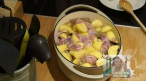 Курица, картофель и грибы в гусятнице запеченные в духовке. Быстро, вкусно, бюджетно.