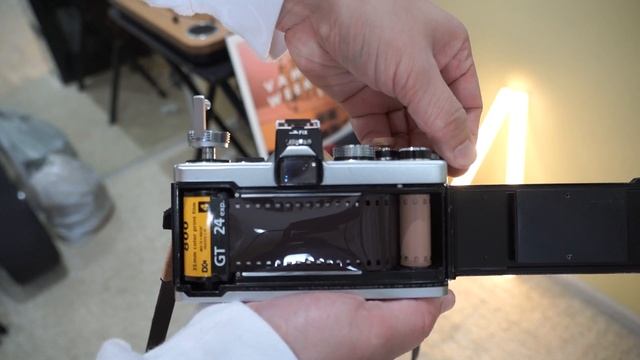 Olympus OM-1 35mm Film Loading (in 4K)
