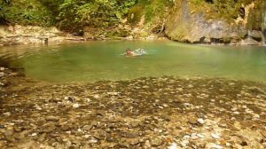 Абхазия, купание в горном ручье с ледяной водой .