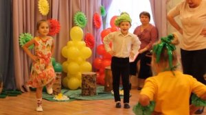 Праздник Осени. Песня "Мы корзиночки несем, Хором песенку поём" - группа "Радуга".