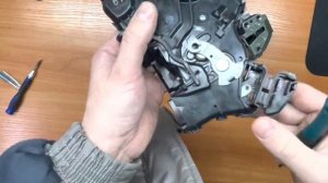 Замок водительской двери Toyota RAV4 2015