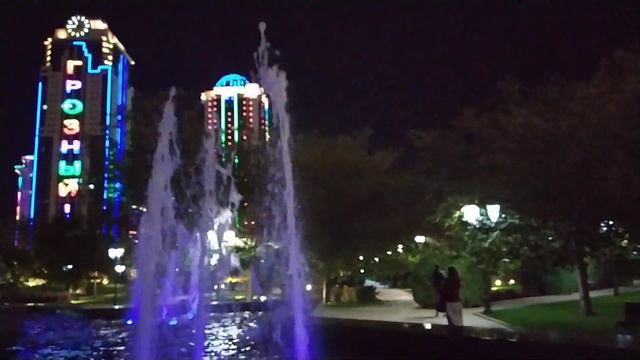 Вечерний Грозный: небоскребы и парк у мечети Сердце Чечни, сентябрь 2019 смотреть онлайн