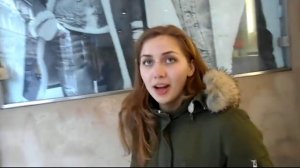 Русский и сербка поют гимн Сербии