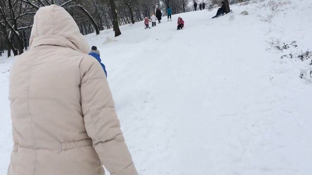 Оторвали бампер что бы покататься с ВЫСОКОЙ ГОРЫ Санки ледянки смотреть онлайн