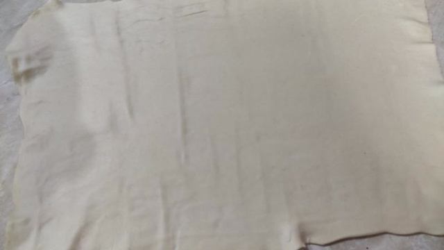 Слоёный пирог с творогом и вишней