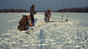 Подледная рыбалка сетями на карася в Якутии