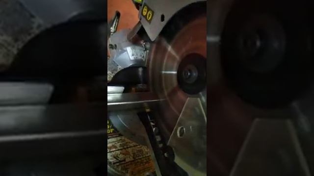 Пильный диск по металлу hilberg industrial 250*30 mm Установлен на торцовочной пиле смотреть онлайн