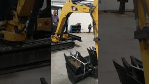 Тестируем мини экскаватор в холостом режиме CAT 302 5C 2012 год 1055 моточасов