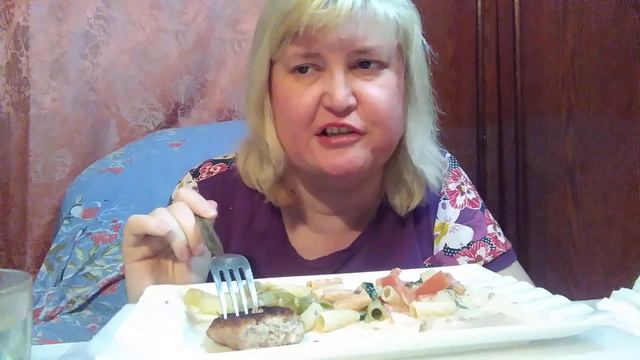 МУКБАНГ /MUKBANG/ ВКУСНЕЙШИЕ КОТЛЕТЫ,МАКАРОНЫ И САЛАТ. смотреть онлайн