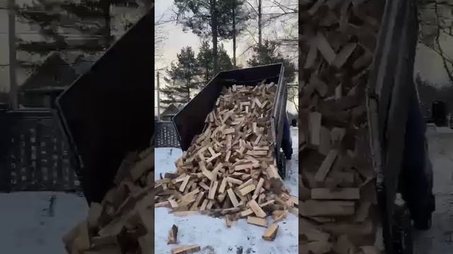 Выгрузка дров самосвалом