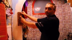 Укладка мозаики по левой стенке арки.