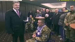 Порошенко подарил мяч безногому инвалиду!