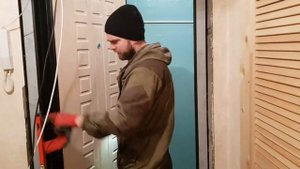 Установка входной двери с расширением проема и подрезкой наличника