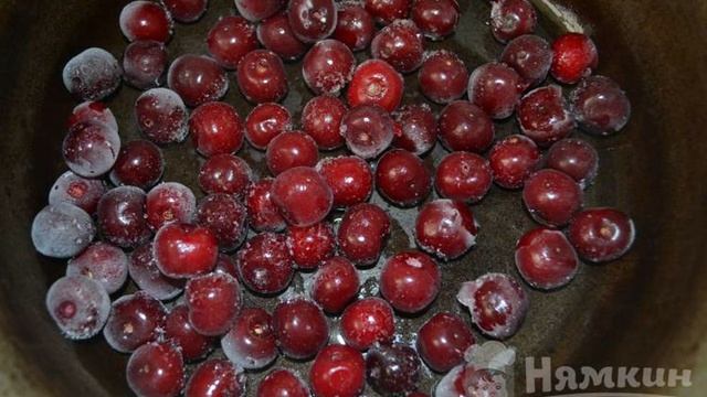 Компот из замороженной вишни и яблок