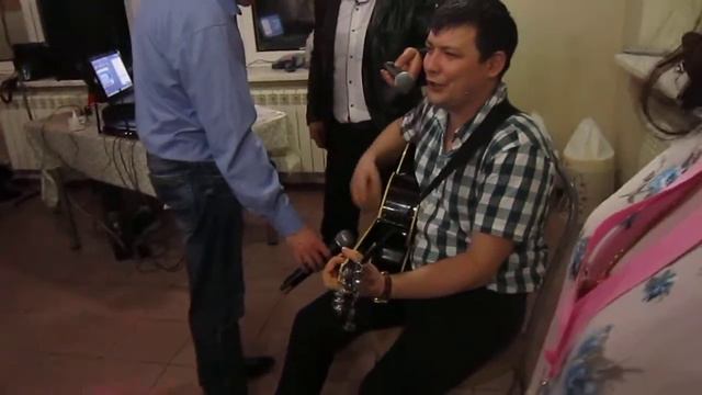 мой брат играет на гитаре и поет смотреть онлайн