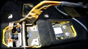 Как подтянуть трос ручника Citroen Berlingo 2012-2015год