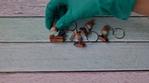 Ёлочные шары из шоколада с сюрпризом.