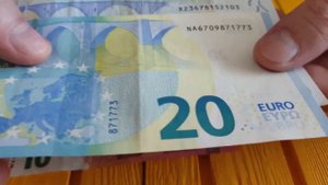 Новые евро пишут на кириллице и не только! Главное, они все входу вне зависимости от года выпуска