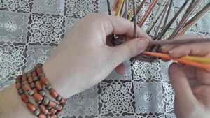 Цветное послойное плетение из газетных трубочек