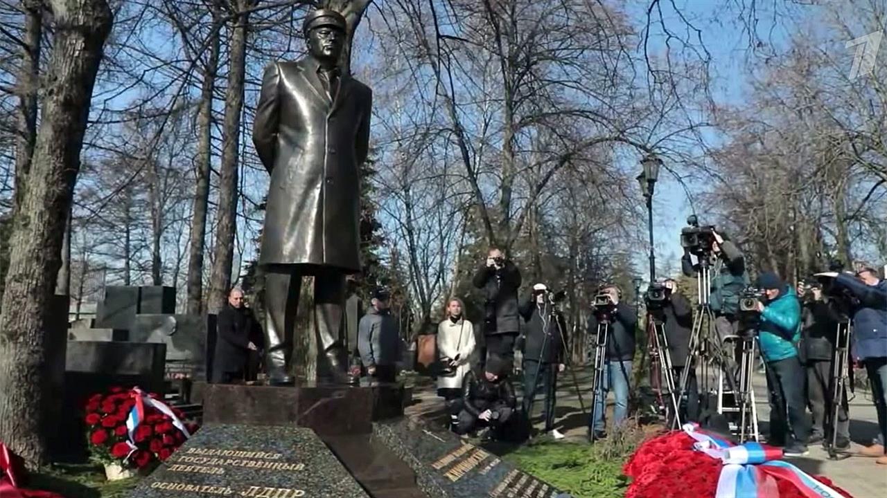 На Новодевичьем кладбище открыли памятник основателю ЛДПР Владимиру Жириновскому