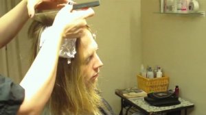 Клубничное мелирование. Тонкие светлые пряди на рыжих волосах.