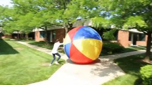 Гигантский пляжный мяч