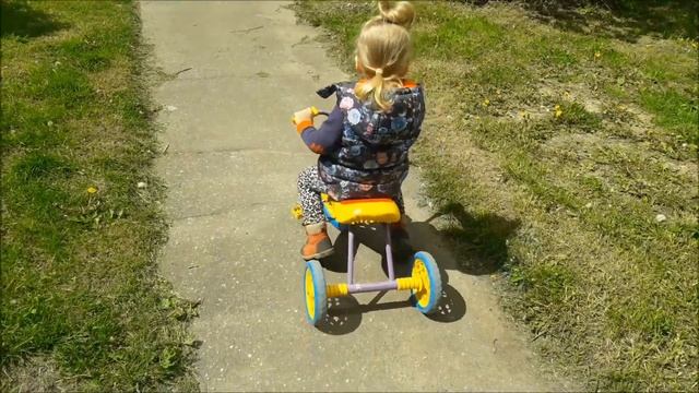 LOL Девочка на велосипеде Педали для слабых Girl and bike Driving without pedals смотреть онлайн