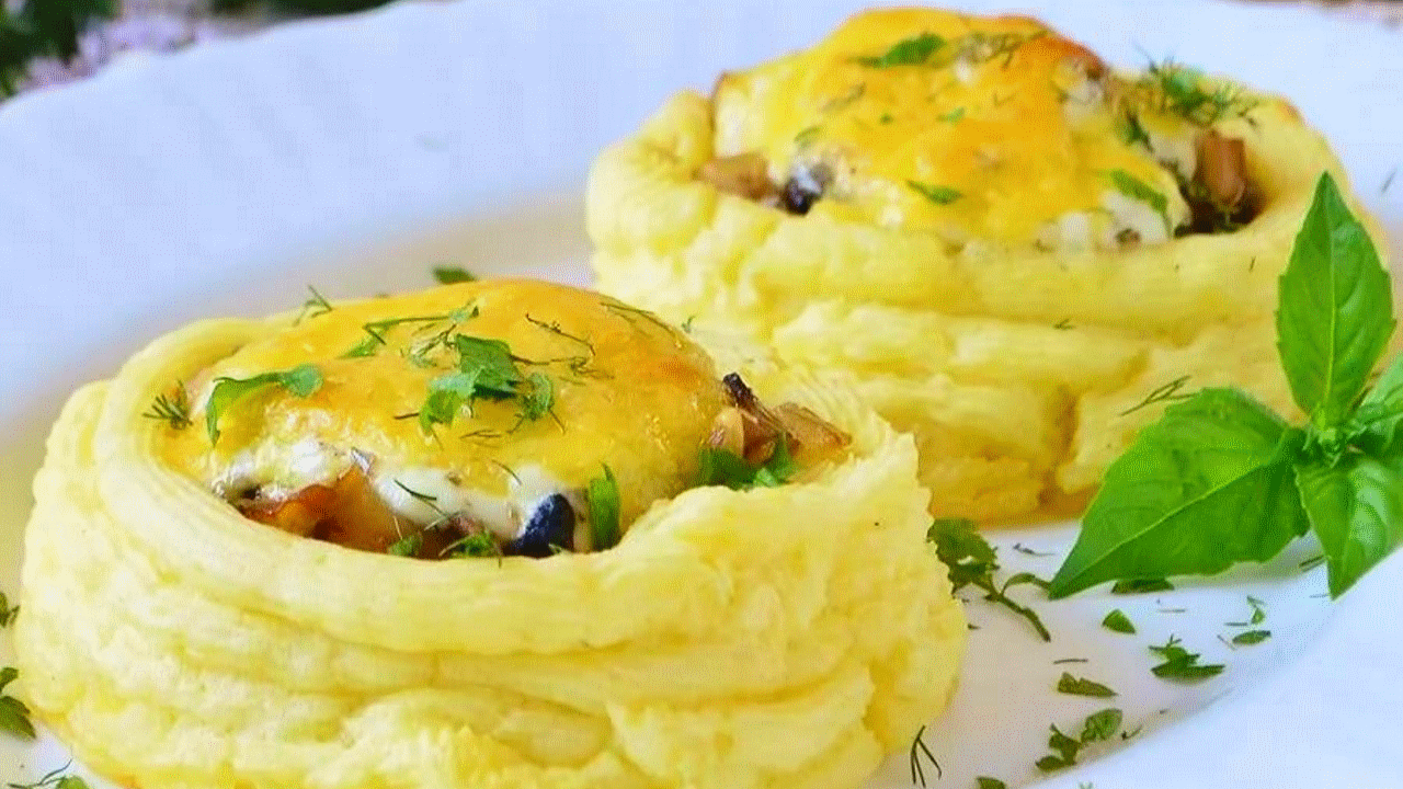 Картофель фарш сыр приготовить. Картофельные гнезда. Картофельные гнездышки. Блюда из картошки пюре. Гнезда из картофельного пюре.