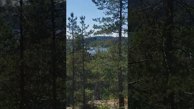 Обзорный вид с каменных утесов на залив Кирьявалахти (Kirjavalahti)
