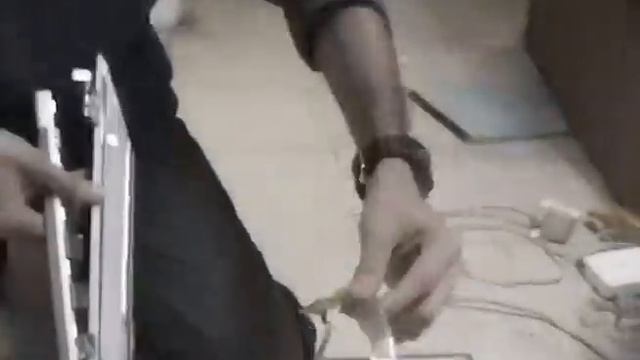 MacBook Pro - Screen Hinge Tightening смотреть онлайн