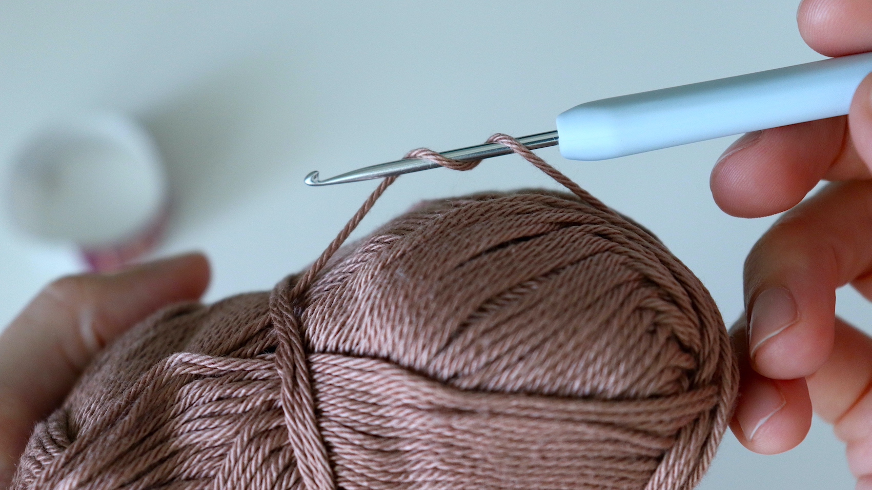 Салфетки, связанные этим узором сделают стильным интерьер вашей кухни. Показываю, как связать такие смотреть онлайн