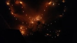 Украшение потолока гирляндой на Новый Год