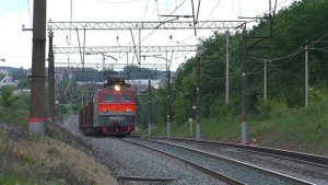 "Звездный" ВЛ10У-320 с небольшим составом из дозаторов