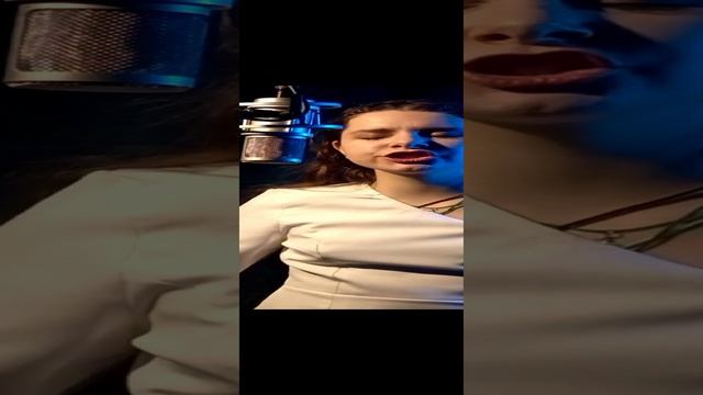 Ужасно эмоциональная песня?