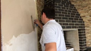 Простая и надежная фактура с помощью декоративной штукатурки "Travertino"!