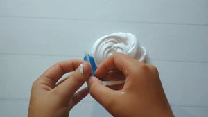 КАК СДЕЛАТЬ СЛАЙМ И ЧТО ДОБАВИТЬ В СЛАЙМ, ЧТОБЫ ОН ТЯНУЛСЯ/СЛАЙМ ИЗ КЛЕЯ В ДОМАШНИХ УСЛОВИЯХ