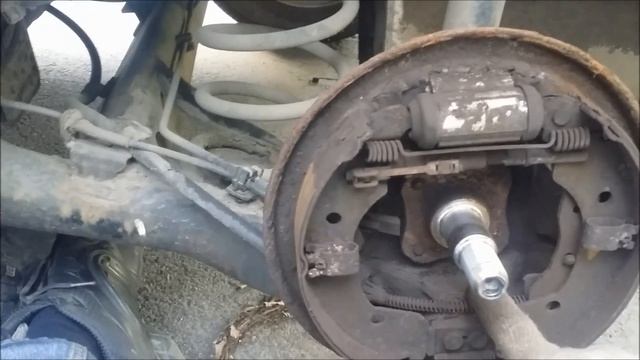 Nissan Note замена задних тормозных колодок. смотреть онлайн