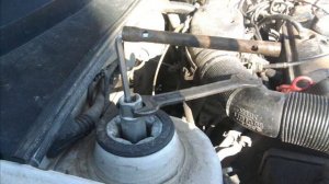 Замена передней стойки автомобиля фольксваген гольф 3.