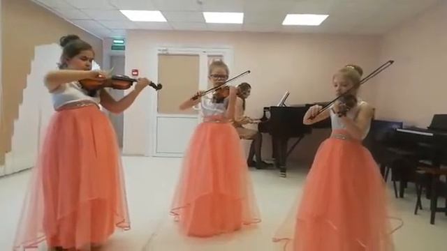 С.Иштван "Весёлый лагерь". Исп. Трио скрипачей: Пустовалова Эльза, Лобанова Алина, Кованная Есения смотреть онлайн