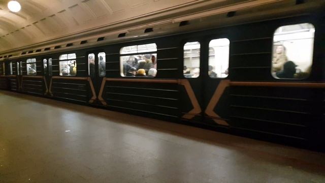 81-717/714.5М "Номерной" на станции Красные Ворота. смотреть онлайн