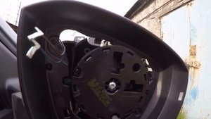 Замена ламп освещения зоны высадки в зеркалах Шкода Октавия А7