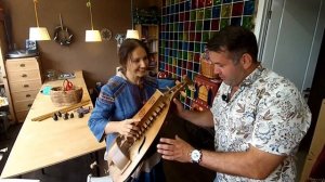 Что такое колесная лира. И как на ней играть.