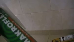 Клеем плитку на силиконовый герметик