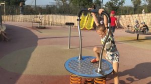 4Д Четыре девочки. Крым. Большой парк отдыха "Учкуевка", катаемся на качелях, отдыхаем, гуляем.